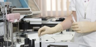 Czym się różni pracownik biurowy od administracyjnego?