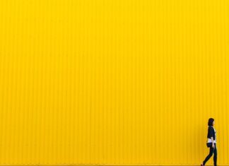 Jak ma na imię żółta Rainbow High?