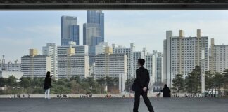 Jak założyć nerkę przez ramię?