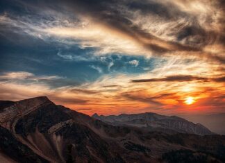 O której godzinie 14 latek powinien wracać do domu? O której godzinie 14 latek powinien wracać do domu?