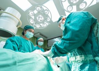 Jak długo goi się rana po operacji biodra?